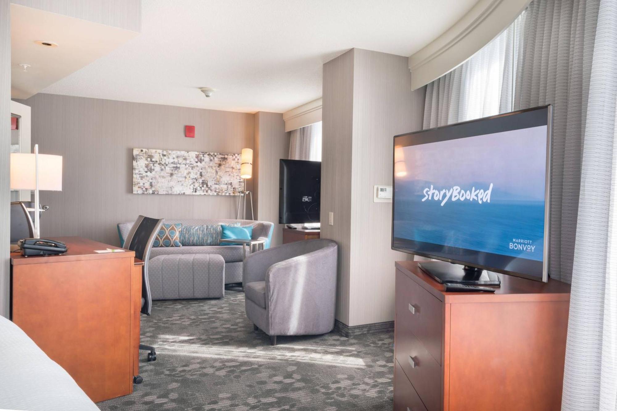 Courtyard By Marriott Downtown Hotel